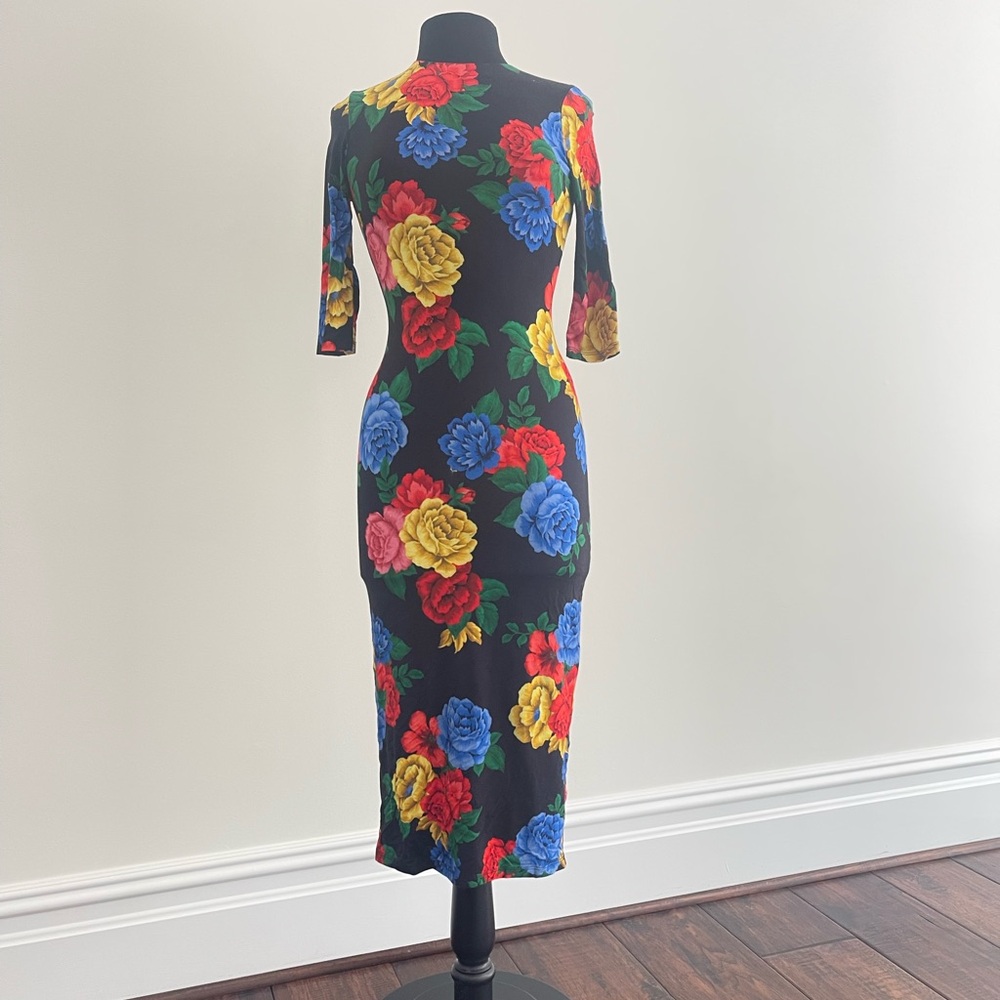 Alice and Olivia size 2 Black background mid length dress